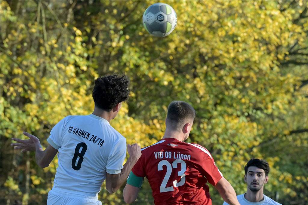 Wer war der beste Abräumer vor der Winterpause? Die Kopfballstärke ist eine der Qualitäten von Ramazan Kiymaz (l.).
