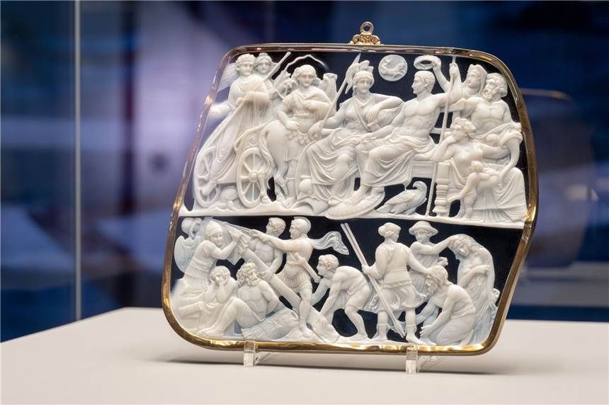 Die Schatzkammer der Caesaren öffnet sich in Halterns Römermuseum Die Kopie der "Gemma Augustea" von Gerhard Schmidt ist nicht vom Original zu unterscheiden.