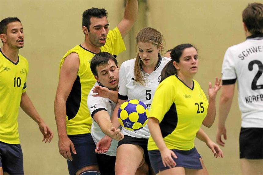 Zwei gute Nachrichten für den Schweriner KC DIe Korfballer des Schweriner KC, hier im Spiel im Januar gegen den CCCD Carnaxide (Portugal) mit Julian Schittkowski (weißes Hemd, links) und Johanna Gnutt (rechts), ist zum Turnier um den Europa Shield nach Lissabon eingeladen worden.