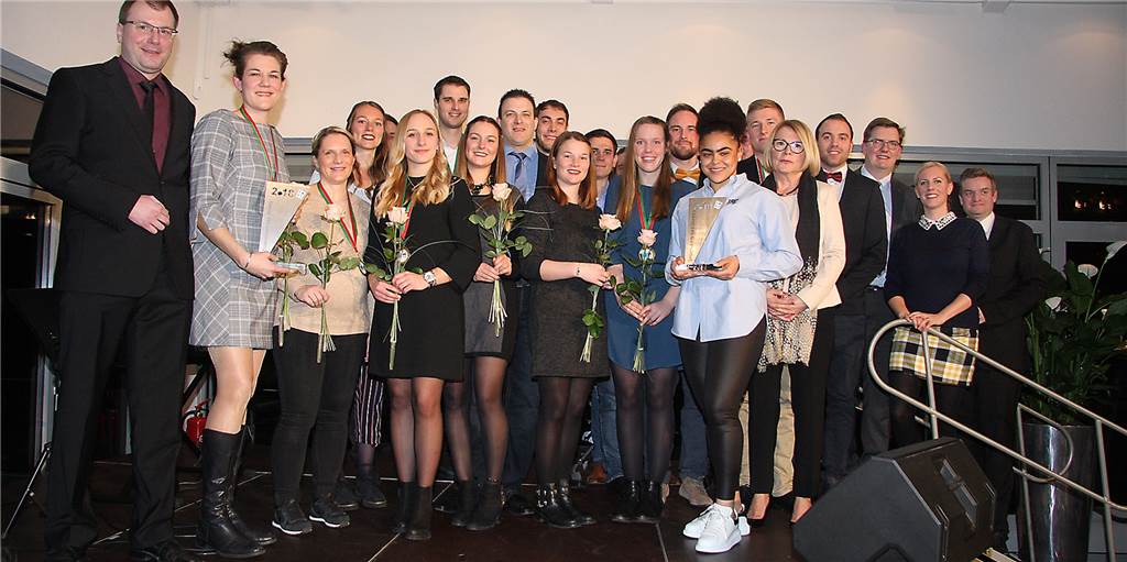 Internationale Titel werden daheim gefeiert Die Korfballerinnen und Korfballer des KV Adler Rauxel mit Katharina Holtkotte (2.v.l.) rahmten als CDU-Team des Jahres die Siegerin bei den Frauen, Fußballerin Michelle Klostermann, zum Abschluss der Ehrungen dekorativ ein.