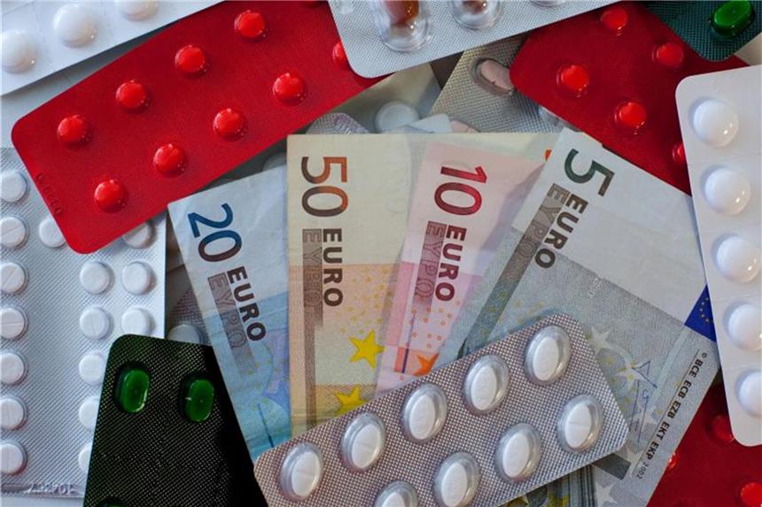 Krankenkassen bemängeln Kostenschub bei Krebsmedikamenten Die Kosten für Krebsmedikamente steigen, doch der Nutzen bleibt umstritten. Die Krankenkassen fordern daher eine Neubewertung des Mehrwerts. Foto: Patrick Pleul/dpa