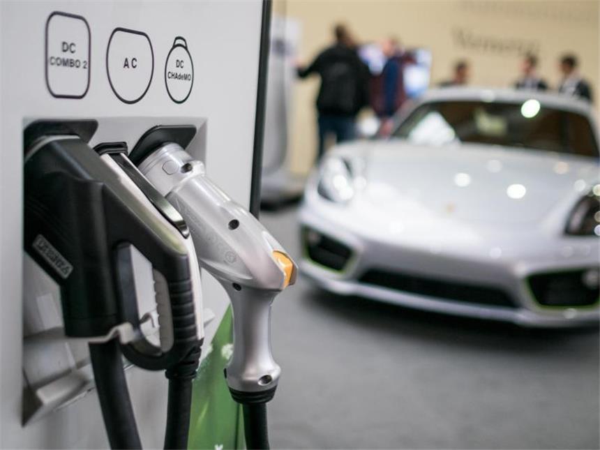 Milliardenspritze für Elektroautos soll schon im Mai kommen Die Kosten sollen sich der Bund und die Hersteller jeweils zur Hälfte teilen. Foto: Ole Spata