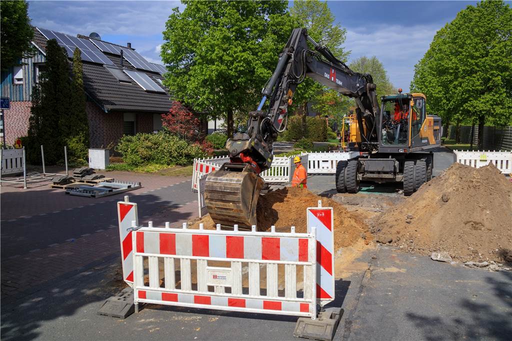 Sanierung Ahler Straße: Ziellinie nähert sich, doch die Kosten steigen Die Kosten werden gegenüber der Ursprungskalkulation steigen, da im größerem Umfang auch Arbeiten am Kanal erforderlich waren.