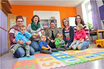Die Krabbelmütter von Pöppinghausen (v.l): Jessica Duschinski, Michaela Schwarz, Sarah Rank, Anika Schäfer und Sarah Nierhauve mit ihren Kindern im Center, das inzwischen nicht nur Jugendzentrum, sondern Dorftreffpunkt geworden ist.