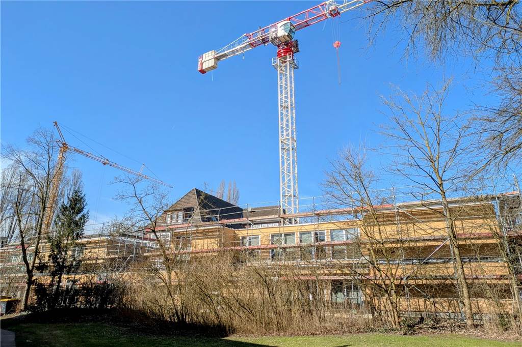 Nach erheblichen Verzögerungen: Rohbau für Senioren-WGs fertiggestellt Rohbau mit großem Kran