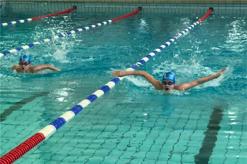 OSC-Schwimmer holen gleich 59 Mal Gold Die kraftraubendste Disziplin der Mittelstrecke – 400 Meter – nahmen auch Eddy Maletzky (v.l.) und Robin Henniger in Angriff – hier bei der Delphinstrecke.