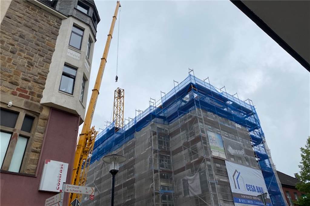 Aus den Mauern gehoben: Kran am neuen „Extrablatt“ wird abgebaut Die Kranausleger und das Führerhäuschen waren am Vormittag bereits verschwunden.