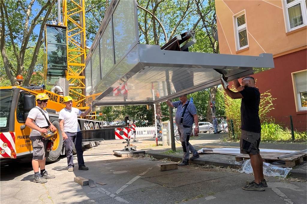 Die Kranführer der Firma Bracht arbeiten mit dem Unternehmen Balkonanbau zusammen.