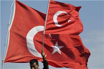 Die Kreditwürdigkeit der Türkei ist laut Ratingagentur Standard & Poor's abermals gesunken und liegt nun tief im sogenannten Ramschbereich. Foto: Emrah Gurel/AP/Archiv