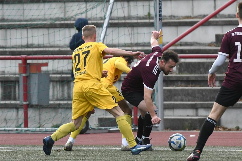 Die Kreisliga-A-Fußballer der Spielgemeinschaft Victoria/Sportfreunde haben am 13. Spieltag eine sicher geglaubte Führung aus der Hand gegeben. Drei Tore Vorsprung halfen am Ende nicht. Gegen den DSC Wanne II gab es ein 3:5.