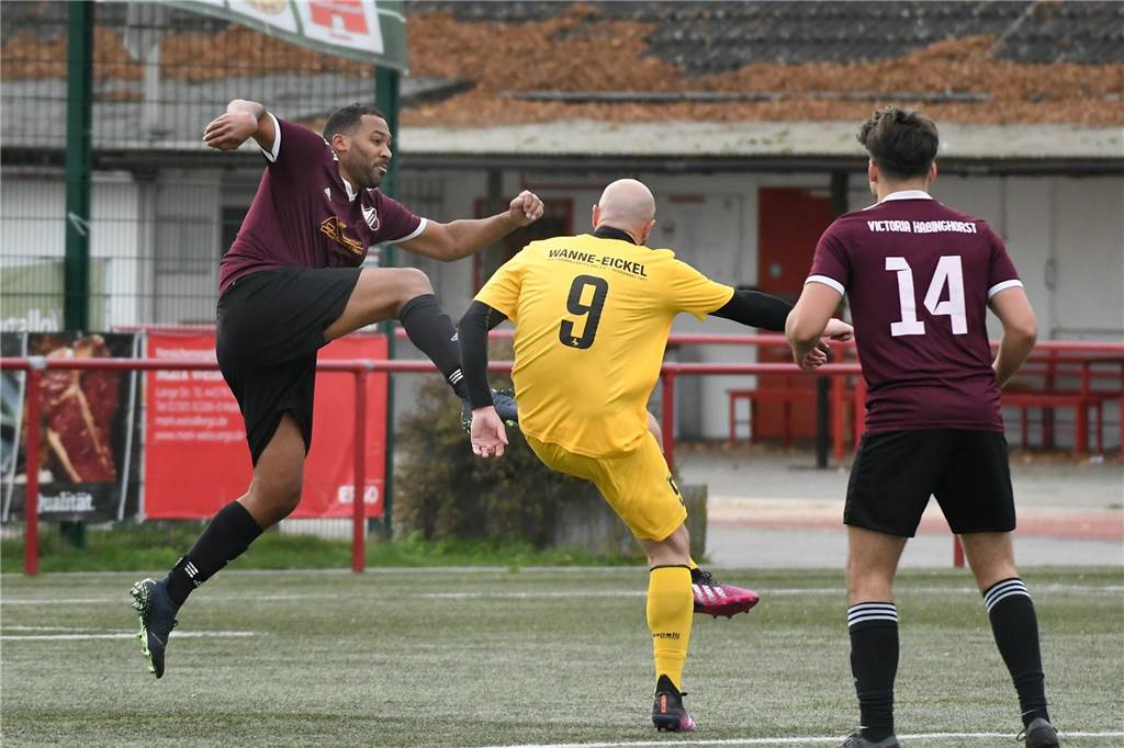 Die Kreisliga-A-Fußballer der Spielgemeinschaft Victoria/Sportfreunde haben am 13. Spieltag eine sicher geglaubte Führung aus der Hand gegeben. Drei Tore Vorsprung halfen am Ende nicht. Gegen den DSC Wanne II gab es ein 3:5.
