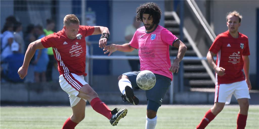 Wacker Obercastrop II legt beinahe Fehlstart hin - Schiedsrichter verliert Überblick bei Toren Die Kreisliga-B-Fußballer des Wacker Obercastrop, hier mit Onur Kocakaya am Ball im Stadtmeisterschaftsspiel gegen den TuS Henrichenburg, taten sich auf Asche beim Aufsteiger RSV Holthausen II schwer.