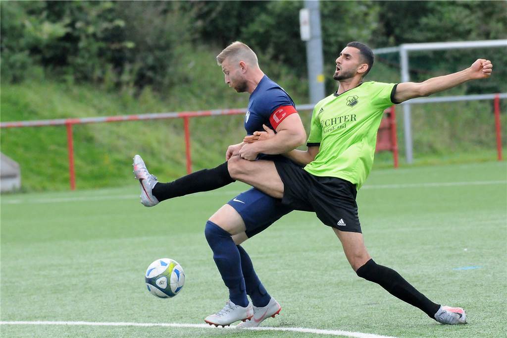 Notarzt muss auf Castrop-Rauxeler Sportplatz kommen: Keeper liegt reglos am Boden Die Kreisliga-C-Fußballer des SuS Merklinde (grüne Hemden), hier im Testspiel gegen den VfR Rauxel, erlebten am 1. Advent, wie sich ihr Keeper schwer verletzte.