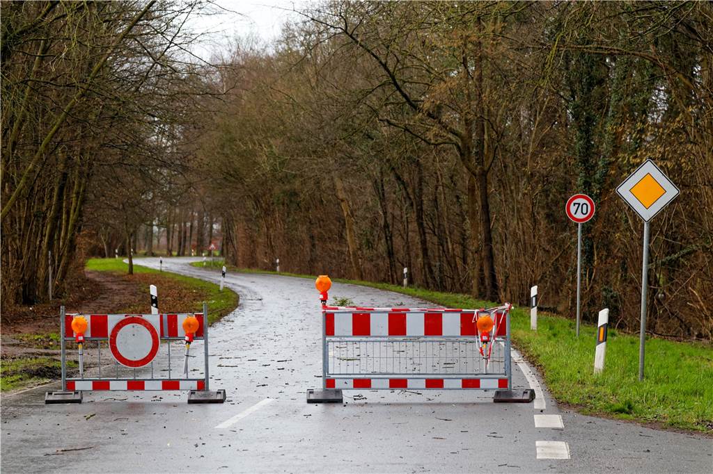 Liveticker mit Videos zum Sturm im Münsterland: Über 300 Feuerwehr- und Polizeieinsätze Die Kreisstraße 21 zwischen Südlohn und Oeding ist seit dem Sonntagabend für den Verkehr gesperrt. Dort besteht die Gefahr, dass Bäume, die an der Straße stehen, umstürzen oder Äste herabstürzen.