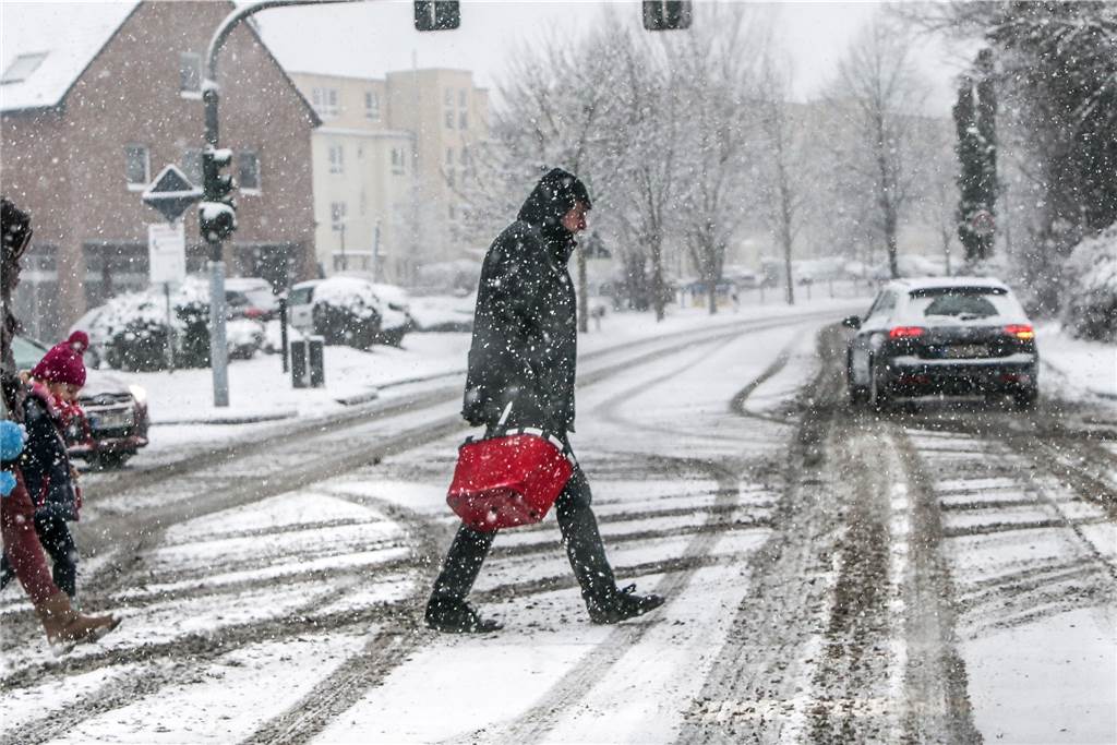 Diese Auswirkungen hat der Schneefall auf Dortmund Die Kreisstraße in Dortmund-Holzen am Donnerstagmittag.