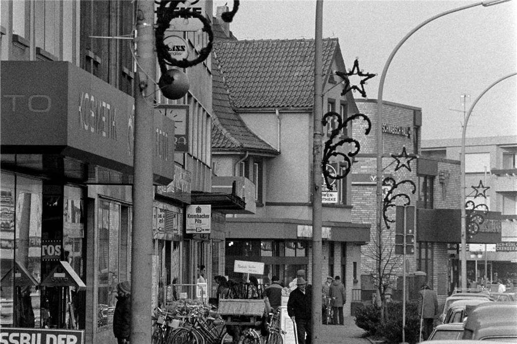 Die Kreisstraße in Selm war  auch vor rund 40 Jahren eine wichtige Einkaufsmeile - neben der Altstadt mit ihren Geschäften im alten Zentrum, dem sogenannten Selmer "Dorf". 