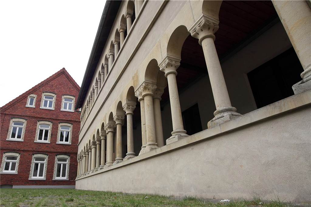 Haifischbraten, VR-Brille und Tondusche: Einblicke in 50 Jahre Heimatverein Ein Blick auf das Dormitorium mit der Kreizgagngalerie.