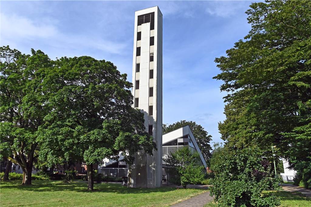 Kreuzkirche in Hervest bekommt ein neues Gemeindehaus Kirchturm hinter Bäumen