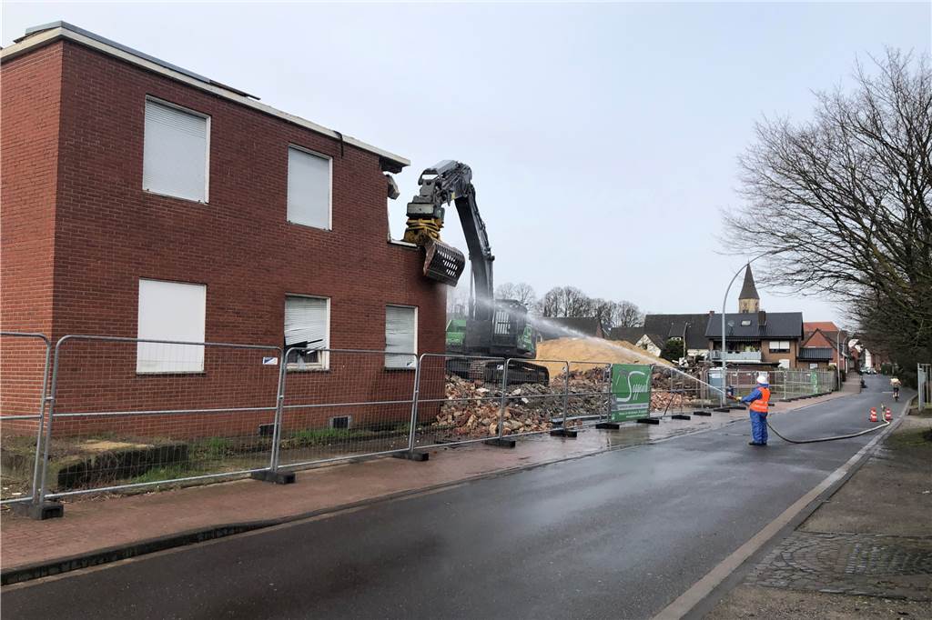 Mit Video: Alte Lichtgitter-Gebäude jetzt dem Erdboden gleichgemacht Die Kreuzstraße bekommt ein neues Gesicht. Mittelfristig soll hier Wohnbebauung entstehen.