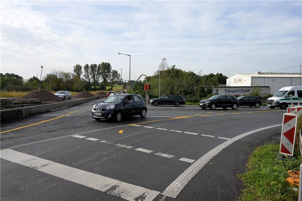 B54-Engpass ist ein Problem auch für Rettungsfahrzeuge Die Kreuzung Brambauerstraße/B54 wird umgebaut. Das sorgt für Staus und bereitet auch Rettungsfahrzeugen mitunter Probleme.