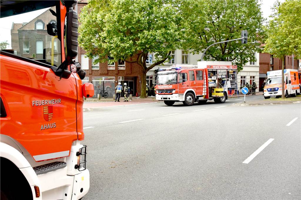 Elektroarbeiten lösen Feuer aus: Feuerwehr rettet acht Bewohner am Domhof Die Kreuzung war während des Einsatzes komplett gesperrt
