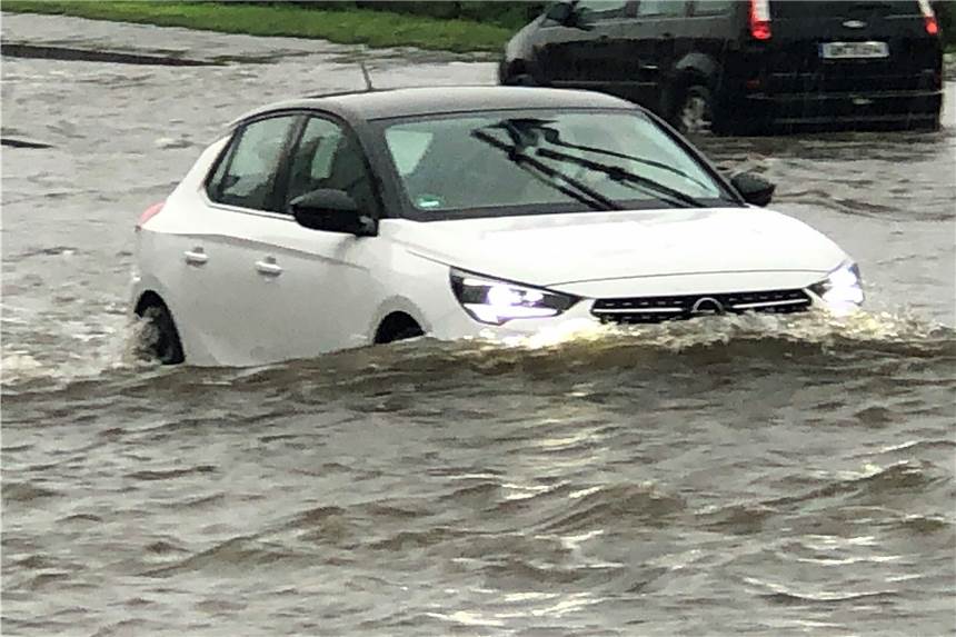 Soforthilfe nach Flut: Stadt Werne konnte bereits 33.500 Euro auszahlen Die Kreuzung Münsterstraße/Hansaring war am Nachmittag des 14. Juli überflutet.