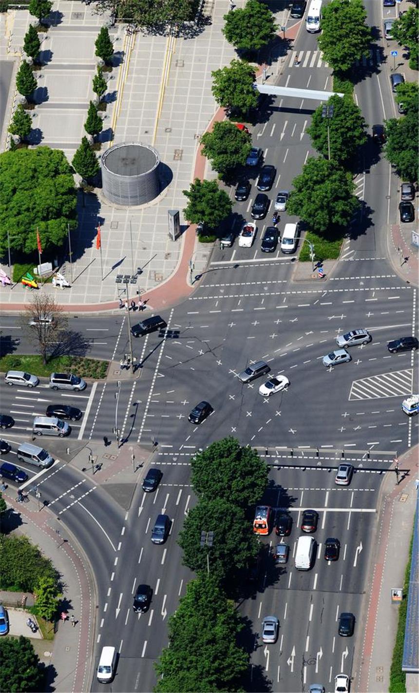 Unfall auf dem Wall - Verkehr staute sich Die Kreuzung Neutor, die Verbindung zwischen Wall, Kleppingstraße (oben) und Ruhrallee (unten), aus der Luft.