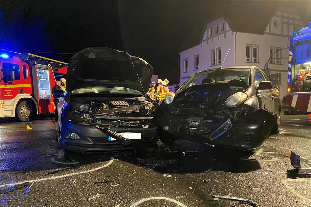 Unfall auf der Borker Straße: Mutter und Sohn aus Waltrop und Frau aus Lünen leicht verletzt Zwei kollidierte Kleinwagen stehen auf einer Kreuzung, im Hintergrund ein Feuerwehrfahrzeug.