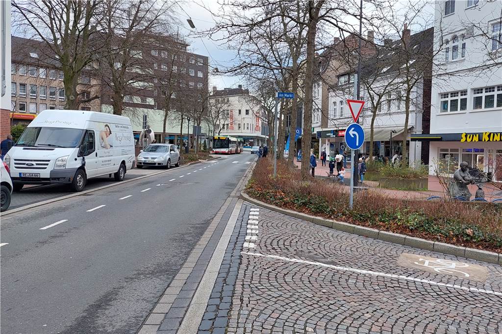 Auto vor Geschäft angefahren: Besitzerin warnt vor gefährlicher Kreuzung Die Kreuzung Wittener Straße/Biesenkamp und Am Markt