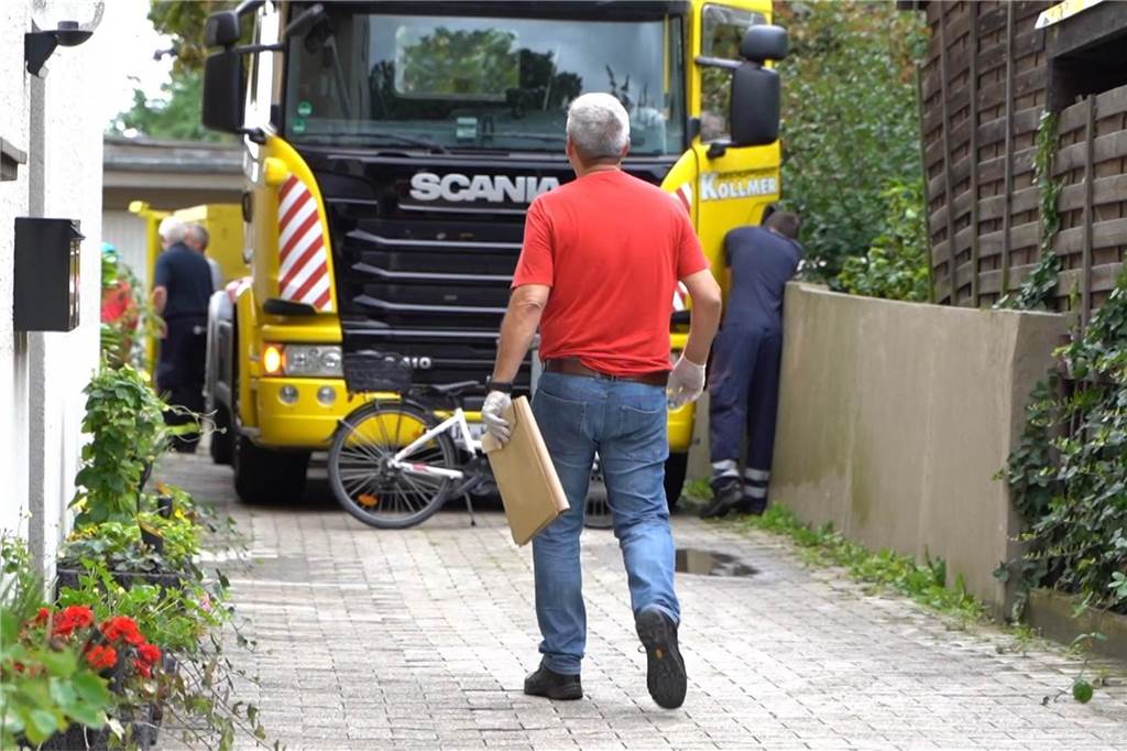 Die Beamter der Kripo kommt, um die Halle zu untersuchen.