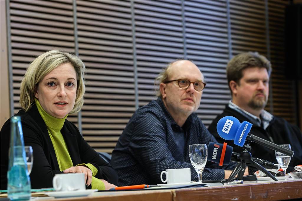 Dortmund bangt monatelang um Karstadt: Rettung kurz vor Toresschluss Die Krise spiegelt sich in den Gesichtern: Wirtschaftsförderin Heike Marzen, Karstadt-Betriebsrat Joffrey Kallweit und Verdi-Chef Michael Kötzing (v.l.). bei einer Pressekonferenz.