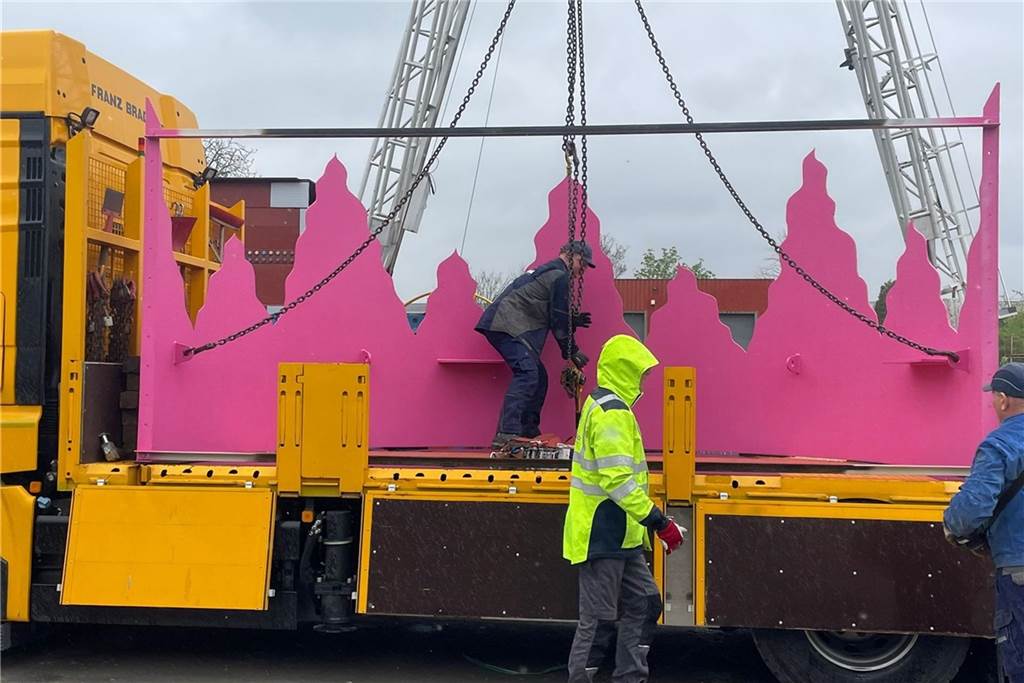 Pinke Riesen-Krone auf Förderturm: Sie ist Teil eines größeren Kunstprojektes Die Krone wurde in zwei Teilen nach Herbern befördert und vor Ort zusammengesetzt.