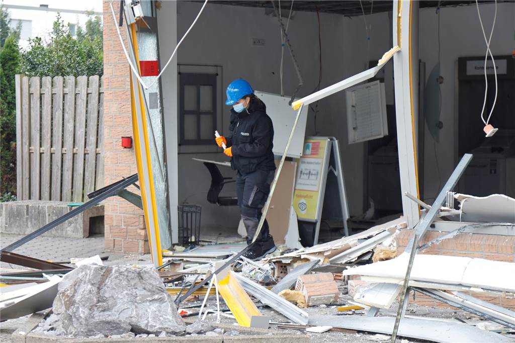 Geldautomat in Rünthe gesprengt – keine Beute, aber riesiger Schaden Die KTU der Dortmunder Polizei sicherte Spuren in der durch zwei Sprengungen zerstörten Sparkassen-Filiale.