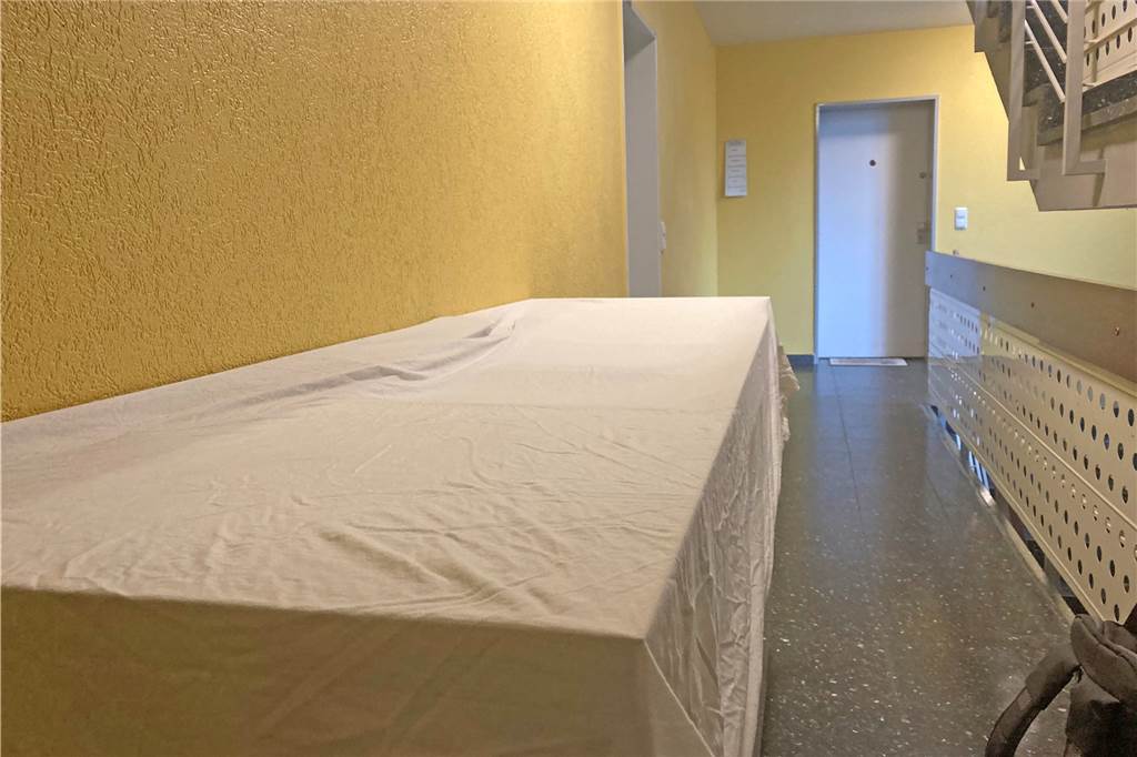 Vonovia-Mieter: Schimmel an der Decke, feuchte Wände und Warten auf Handwerker Die Küchenspüle steht derzeit im Hausflur vor der Eingangstür des Ehepaares.