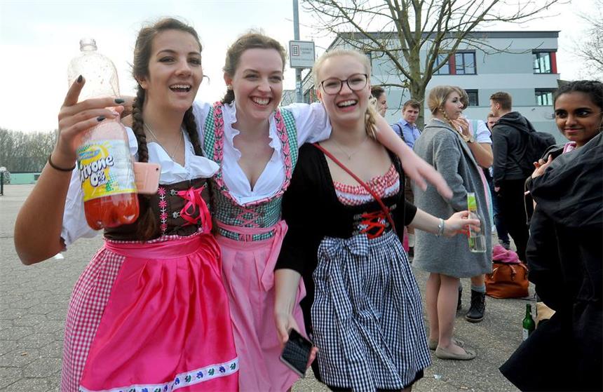 Schwerter Abiturienten müssen sich zurückhalten Die künftigen Abiturienten der Gesamtschule Schwerte Grünstraße feiern die letzte Woche ihrer Schulzeit.