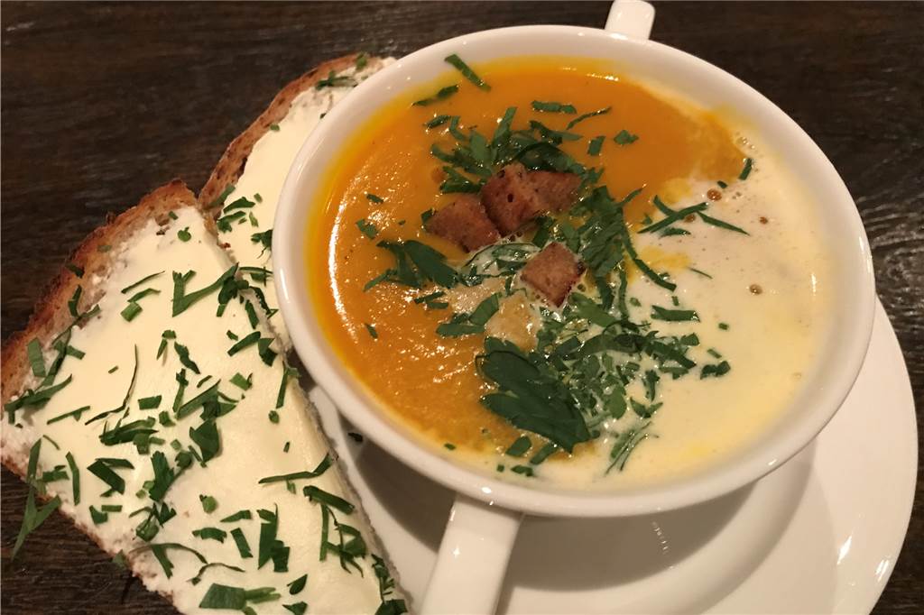 Café Kegelbahn: Etwas teurer, dafür aber Bio-köstlich mit einzigartigem Ambiente Die Kürbissuppe.