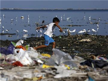 Die Küste vor dem philippinischen Manila ist zugemüllt. Plastikmüll macht vielen Meerestieren und -organismen zu schaffen. Ein Netzwerk deutscher Unternehmen entwickelte eine industrielle Systemlösung, um das Meer zu reinigen. Das Plastik soll dann wiederum recycelt werden. Foto: Francis R. Malasig/Symbolbild