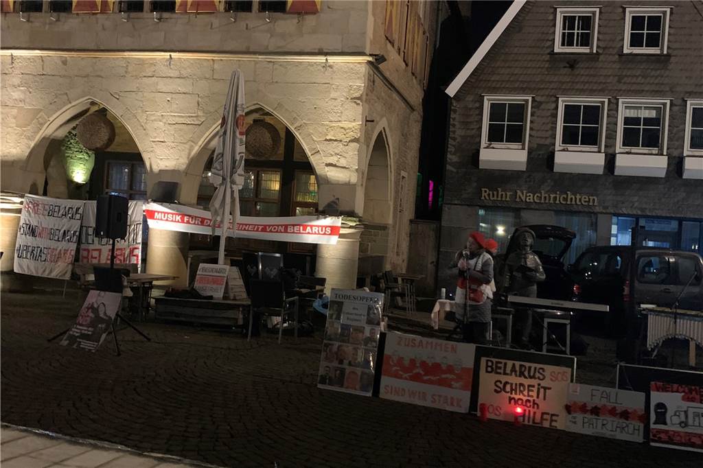 Bürger in Werne zeigen Solidarität für Opfer des Lukaschenko-Regimes in Belarus Die Kundgebung fand am Freitagabend auf dem Marktplatz in Werne statt.