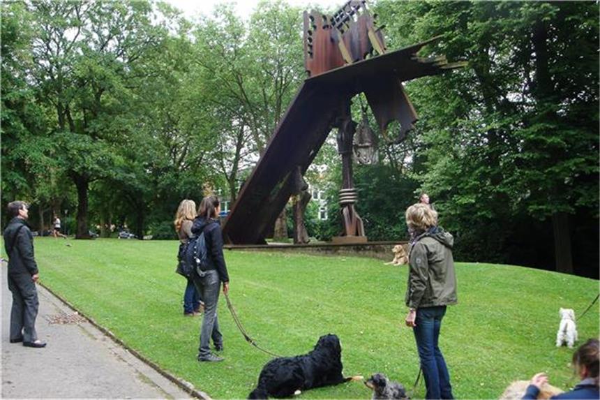 Spaziergänge mit Hunden zur Kunst Die Kunstführung mit Hunden sind in Bochum beliebt. Im Frühjahr startet das Angebot wieder.