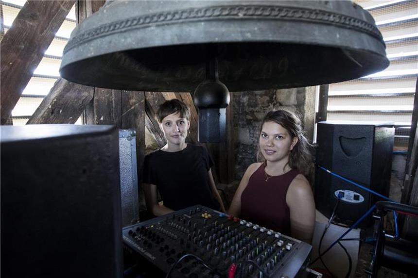 Handy-Geklingel statt Glockenläuten in Luzerner Kirche Die Kunststudentinnen Klarissa Flückiger (r) und Mahtola Wittmer im Kirchturm der Peterskapelle neben einem Mischpult, das unter der Kirchenglocke aufgebaut ist. Foto: Alexandra Wey