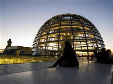 Die Kuppel des Reichstagsgebäudes, Sitz des Bundestages, im Abendlicht. Foto: Paul Zinken