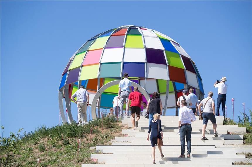 Kuppel-Beleuchtung zerstört: Schon wieder Vandalismus im Auenpark in Selm Die Kuppel im Auenpark - hier bei der Eröffnung - gehört zu den Anziehungspunkten für Besucher. Erneut ist die Lampe, die sie nachts beleuchtet, beschädigt worden.
