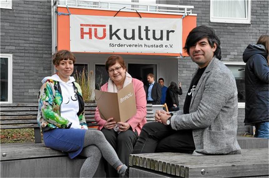 Projekt Interkultur Ruhr stellt Migration in den Fokus Die Kuratoren Johanna-Yasirra Kluhs (l.), Fabian Saavedra-Lara und Karola Geiß-Netthöfel stellten im Treffpunkt HUkultur des Fördervereins Hustadt ihre Pläne vor.