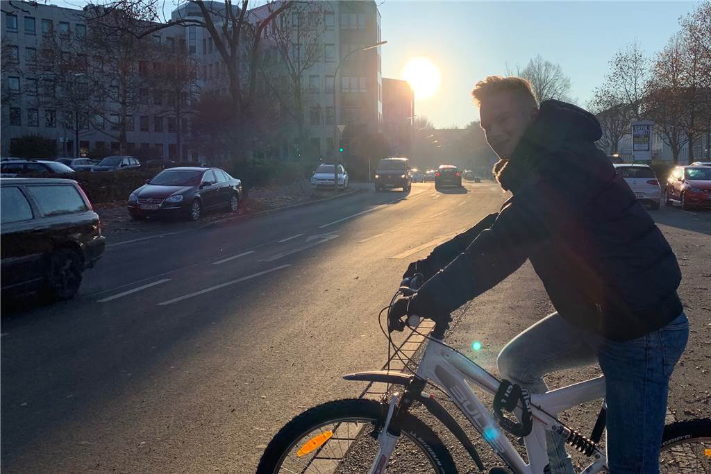 Südost-Stadt: Kurze Wege zu Lebensmittelläden erfreuen nicht nur Senioren Die kurzen Wege fährt Tim Grosser gerne mit dem Fahrrad auch wenn das in der Südost-Stadt/Kronenburg nicht immer ungefährlich ist.