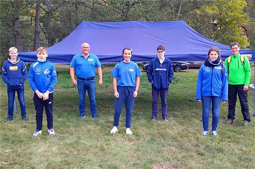 Kanu-Talent ist nationale Spitze - doch die Paradesportlerin des KVS blieb wegen Corona daheim Die KVS-Mannschaft in Zeitz (v.l.): Max Bäbler, Oke Weiß, Guido Brand, Leni Brand, Willem Bothner, Marit Michael und Trainerin Kordula Striepecke.