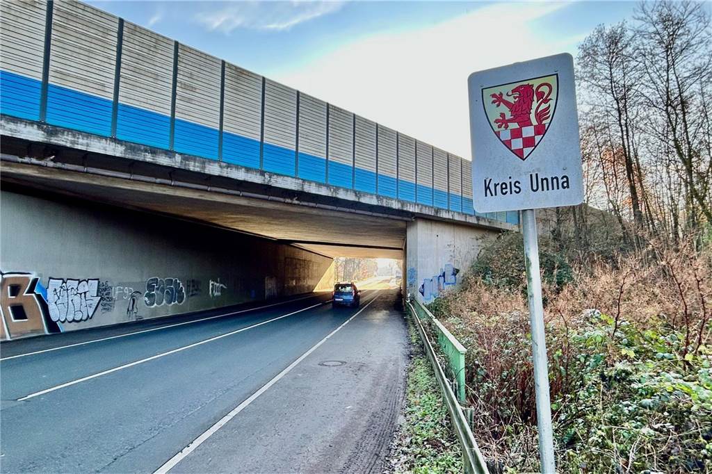 Radweg soll Dortmund und Schwerte verbinden: Mehr Druck auf Straßen NRW Die L672 führt von Dortmund nach Schwerte. Darüber führt eine Brücke der A1.