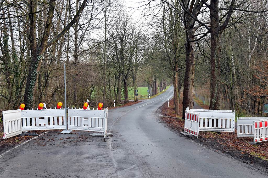 Droht ein Verkehrschaos? Straße zum Schloss Cappenberg bleibt zum Weihnachtsmarkt gesperrt Die L810 von Cappenberg, Höhe Kreuzung Freiherr-vom-Stein-Straße/Am Brauereiknapp, bis zum Ortseingang Lünen (nahe Friedhof) bleibt noch den Rest des Jahres gesperrt, im Januar werden dort die Arbeiten fortsetzen.