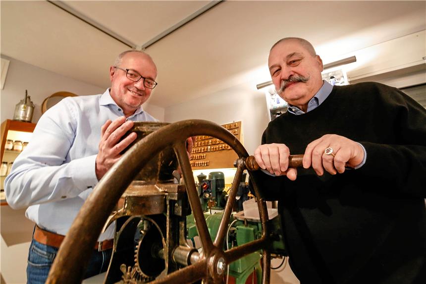 Der etwas andere Weg von der Idee zum Museum Die Lack-Experten Thomas Grüner (l.) und Volker Bach zeigen stolz antike Produkte zur Lack-Herstellung.