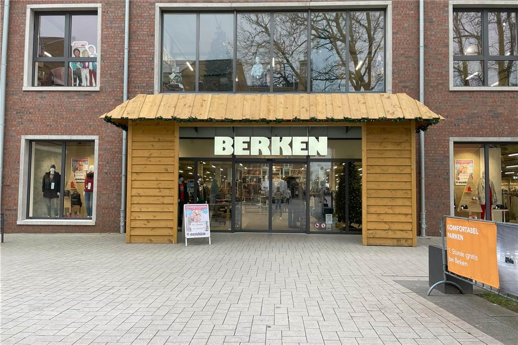 Die Ladentüren der jeweiligen Geschäfte werden um Holzhütten-Fassaden erweitert. Somit erhalten die Läden einen regelrechten Weihnachtsmarkt-Flair in der Vorweihnachtszeit