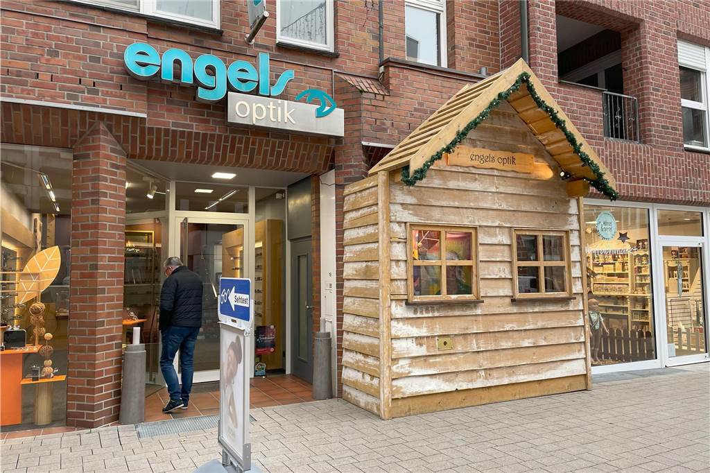 Die Ladentüren der jeweiligen Geschäfte werden um Holzhütten-Fassaden erweitert. Somit erhalten die Läden einen regelrechten Weihnachtsmarkt-Flair in der Vorweihnachtszeit